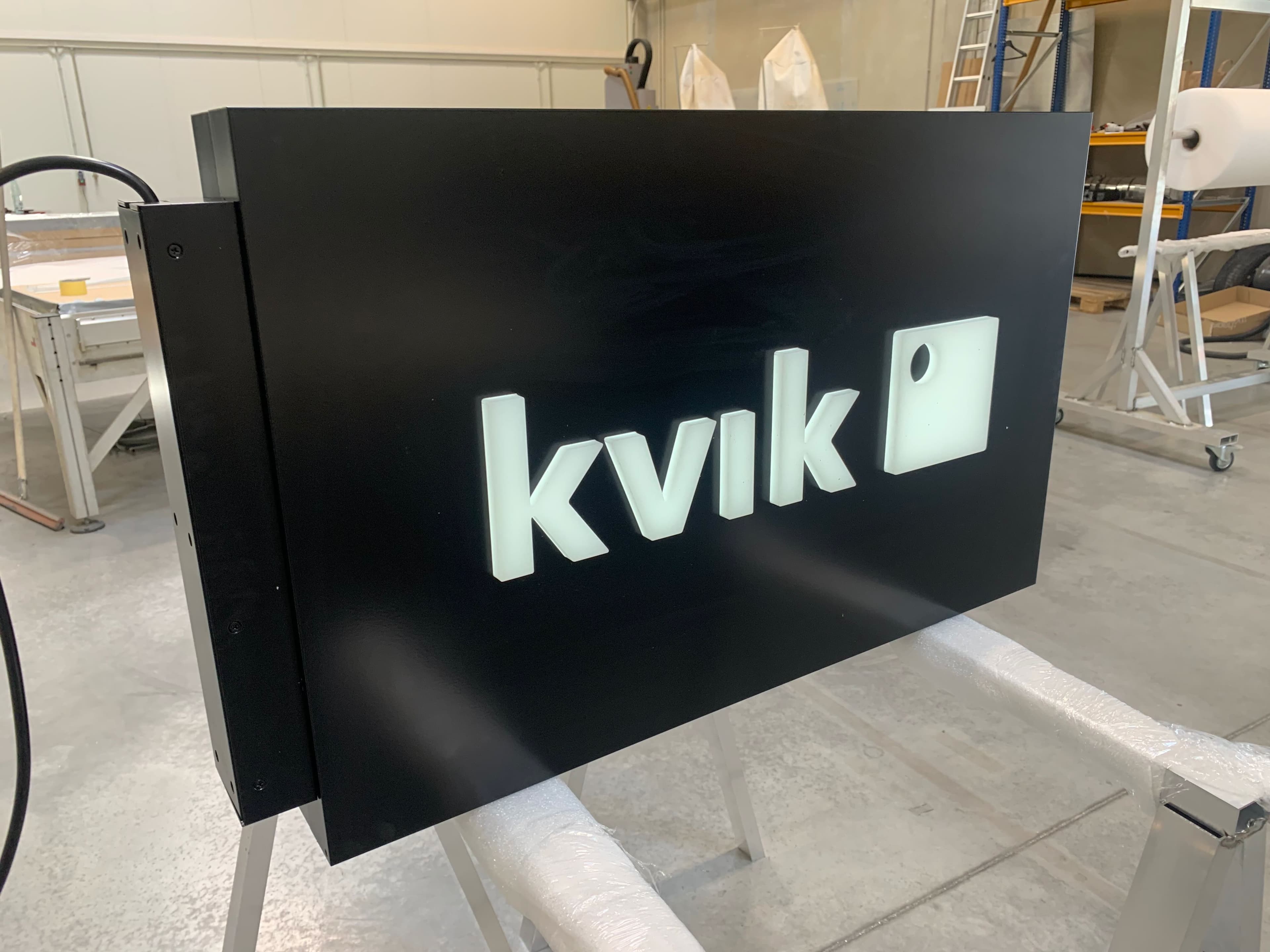 DS10 Illuminated Flag Sign